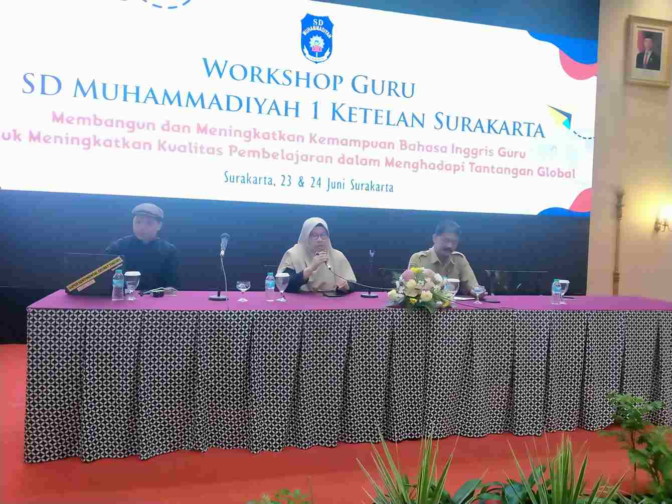 Kemampuan berbahasa Inggris merupakan salah satu aspek penting dalam meningkatkan kualitas profesionalisme guru di era global. Hal ini disampaikan oleh Kepala SD Muhammadiyah 1 Solo Sri Sayekti.