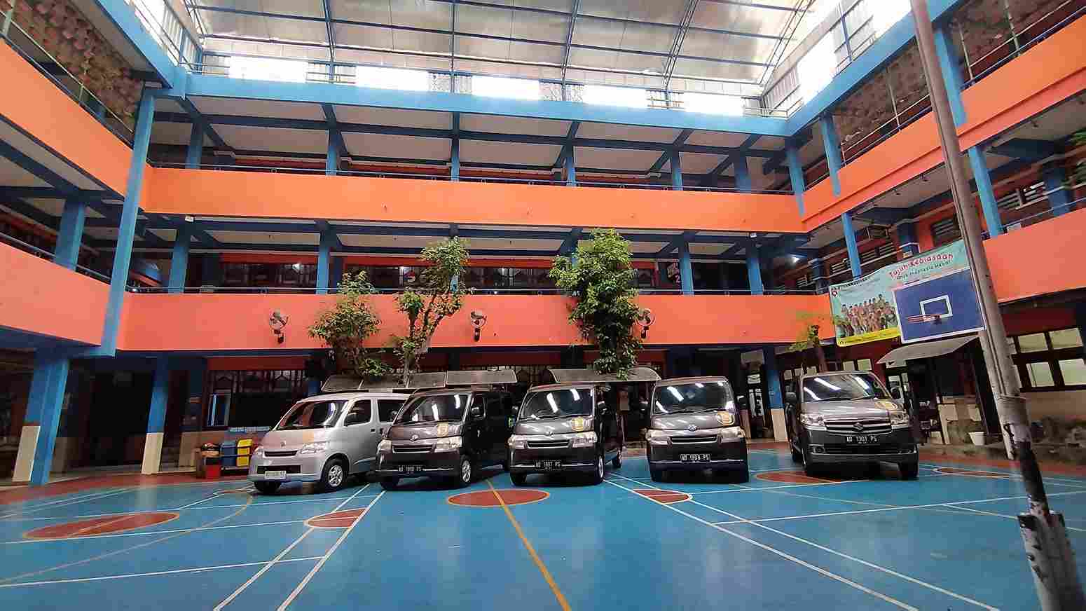 Lima unit kendaraan antar jemput siswa SD Muhammadiyah 1 Ketelan Solo terparkir rapi di halaman sekolah, Selasa (2/7/2025). Layanan ini siap mengantar siswa dengan aman di tahun ajaran baru. (Istimewa/Dok. Sekolah)