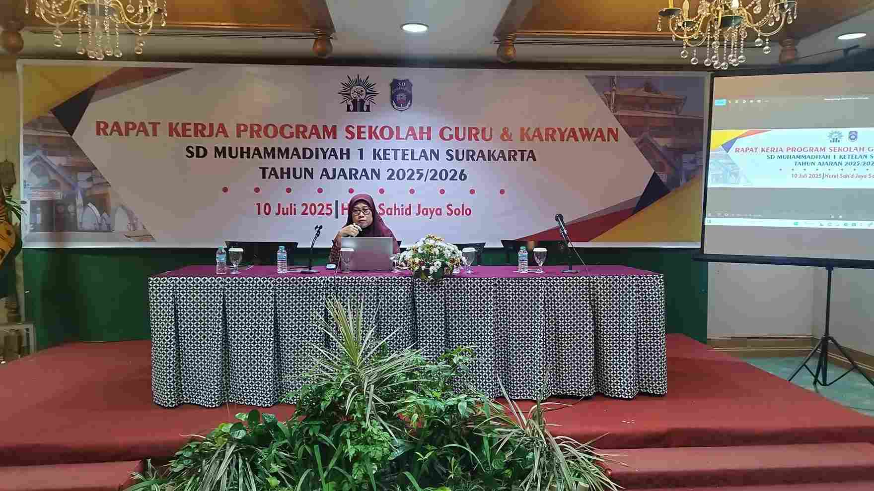 Pembelajaran mendalam (deep learning) adalah pendekatan pembelajaran yang menekankan pada pemahaman konsep yang mendalam, kemampuan mengaplikasikan pengetahuan dalam berbagai situasi, dan pengembangan keterampilan berpikir kritis