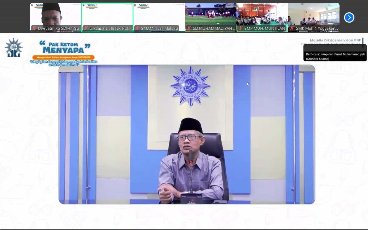 Ketua Umum PP Muhammadiyah memberikan sambutan via zoom dalam acara Pak Ketum Menyapa