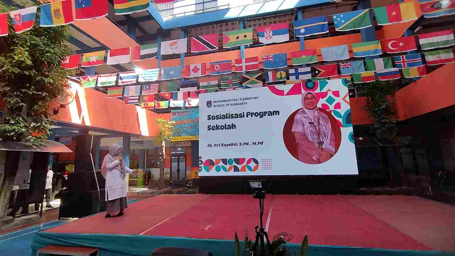 Sosialisasi program sekolah adalah kegiatan yang dilakukan oleh sekolah untuk memperkenalkan dan menjelaskan berbagai program, kebijakan, dan kegiatan yang akan dilaksanakan kepada seluruh warga sekolah, termasuk siswa, orang tua, dan guru