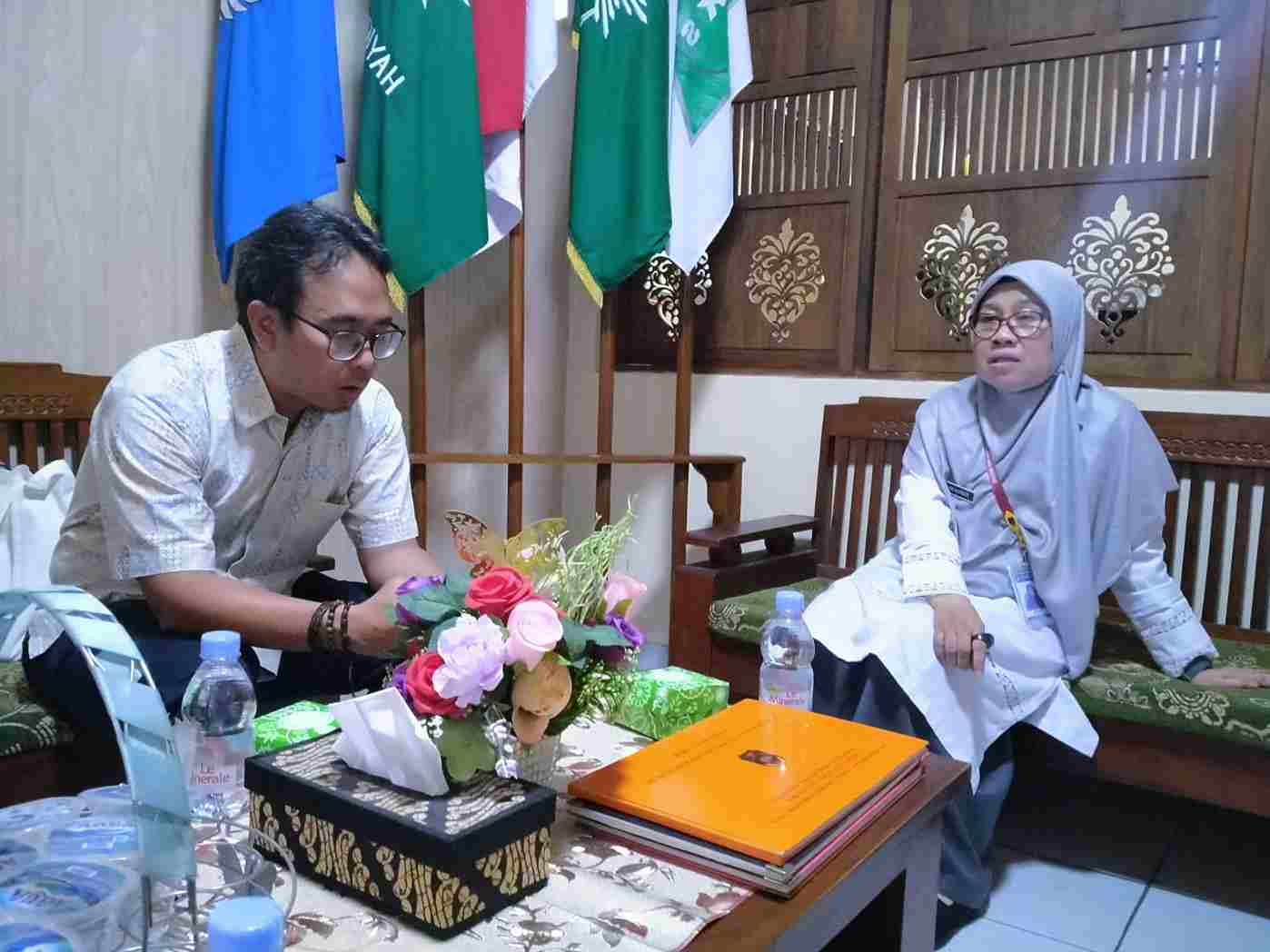 Sri percaya, pendidikan bisa dimulai dari dapur sekolah. Anak-anak tidak hanya mendapat asupan bergizi, tetapi juga belajar disiplin dan tanggung jawab.