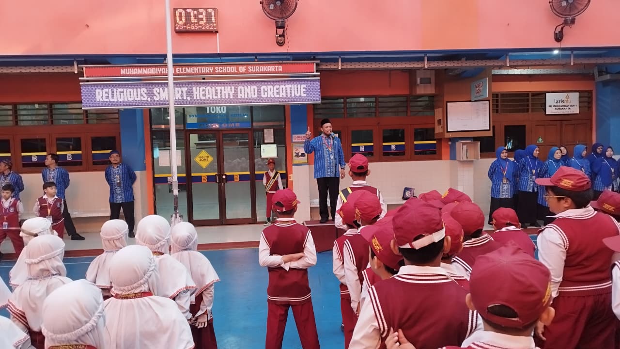 SD Muhammadiyah 1 Ketelan Surakarta, Jawa Tengah, Indonesia, sukses melaksanakan kegiatan upacara bendera, Senin (25/8/2025).