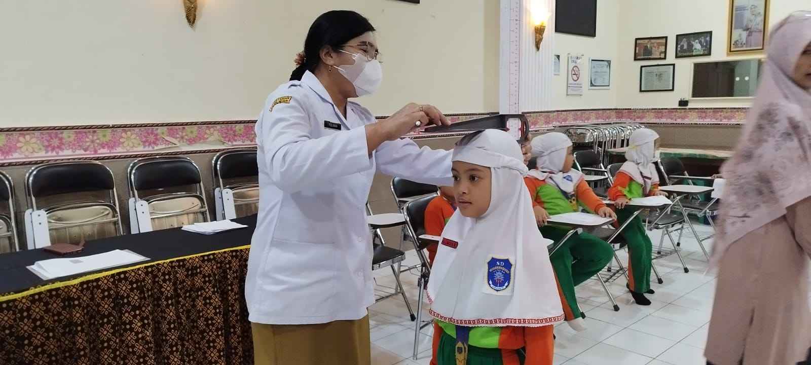 Puskesmas Setabelan hadir di SD Muhammadiyah 1 Ketelan Solo untuk aksi Cek Kesehatan Gratis