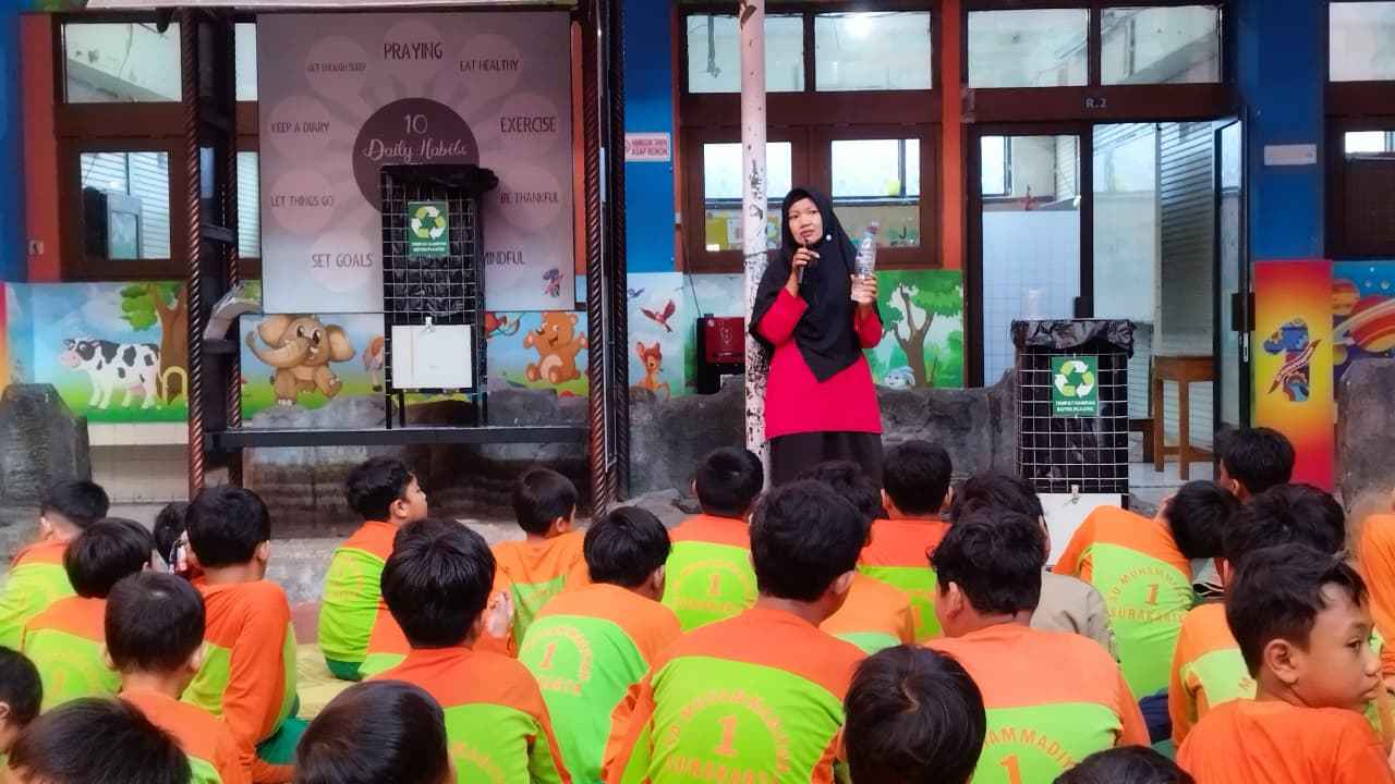 Sebagai wujud nyata kepedulian terhadap lingkungan sekaligus mendukung gerakan pengurangan sampah plastik