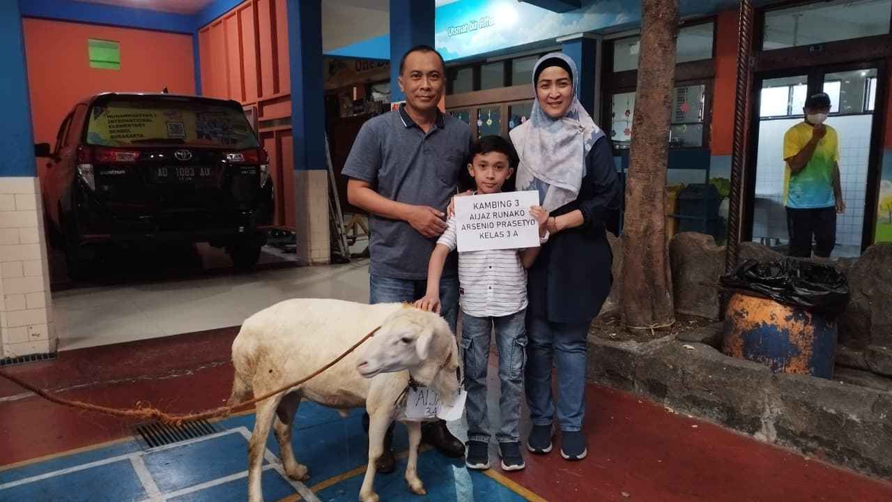 Seluruh warga sekolah, mulai dari kepala sekolah, guru dan karyawan saling membantu dalam proses pemotongan, penimbangan, hingga pembungkusan daging kurban