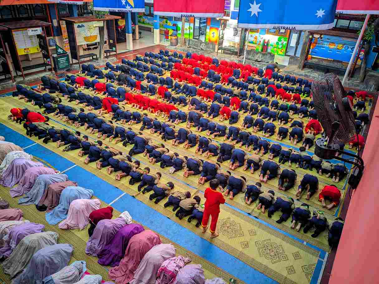 Gelar Sholat Dhuha Berjamaah Setiap Jumat, Guru Laki-Laki Bergantian Menjadi Imam